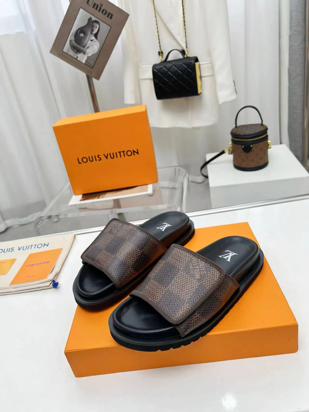 Factory price: 280💰LV luxury trainer slippers, made of first-layer calfskin, light and comfortable. The upper straps feature monogram embossing. Brings a unique color splicing effect. The precise fit of the insole and fine-grained rubber outsole are inspired by lv trainer size: 38-45